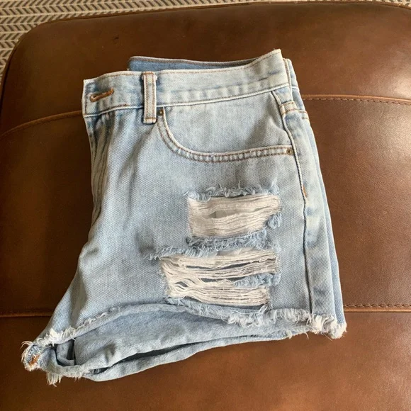 EUC Womens Billabong Size 28  Jean Shorts Women - Distressed - Picture 7 of 10